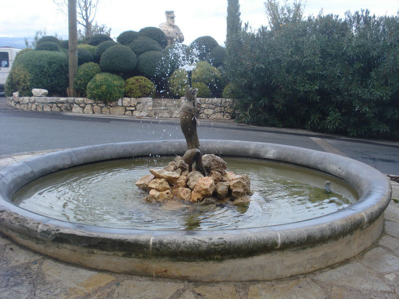 Fontaine en forme de dauphin